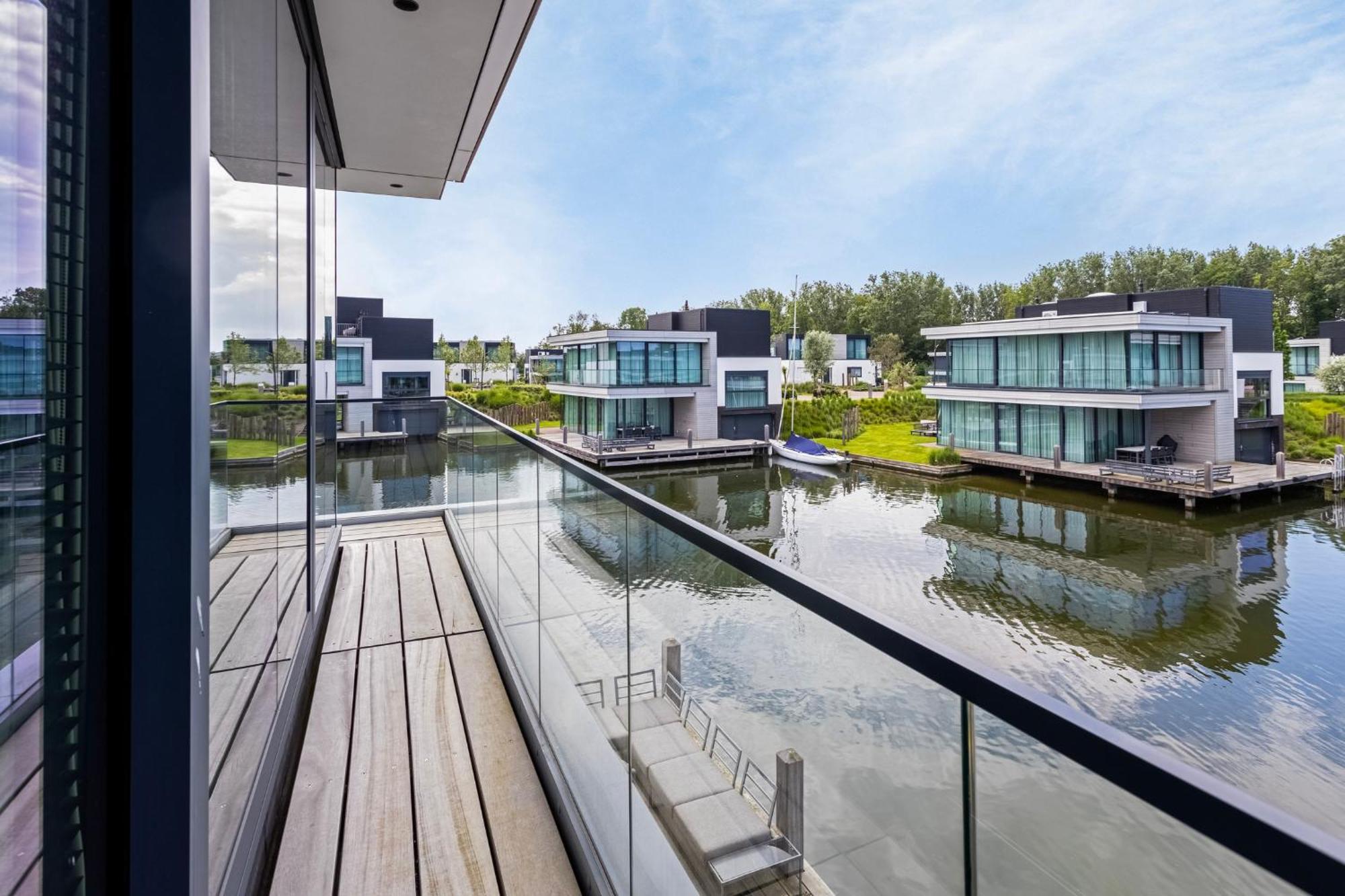 Lake House With Dock At Lake Veere, Zeeland Арнемайден Екстериор снимка